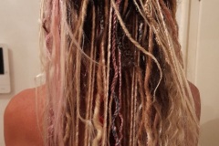 blond pseudo dredy s barvami